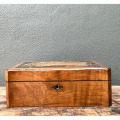 Bureau vintage en bois marqueté avec encriers