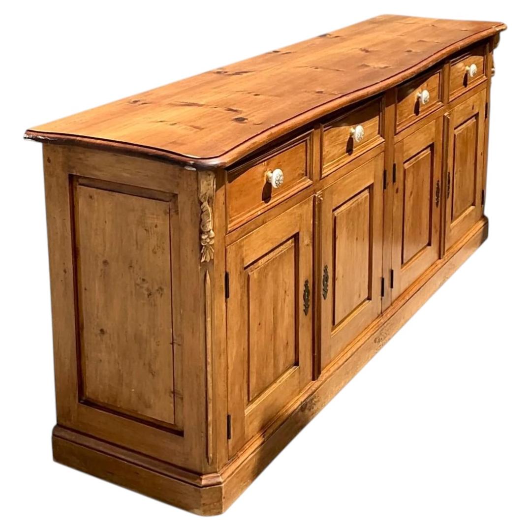 Aparador vintage de pino nudoso tallado en venta