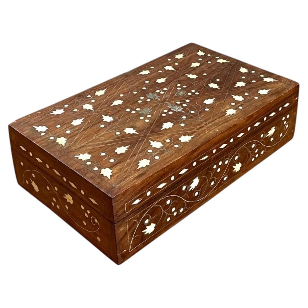 Scatola vintage in legno con intarsi in madreperla