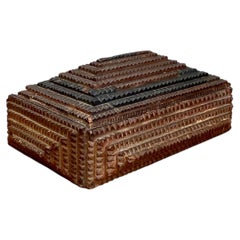 Holzkiste im Vintage-Tramp-Art-Stil