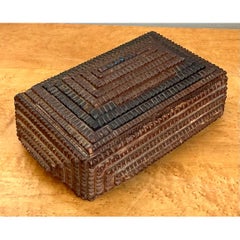 Holzkiste im Vintage-Tramp-Art-Stil