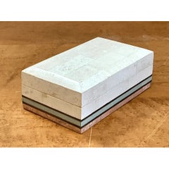Caja vintage de piedra con diseño teselado multicolor