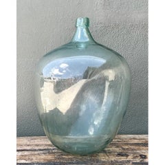 Vintage-Glasflasche im monumentalen Stil
