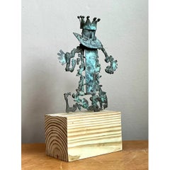 Vintage-Skulptur aus patiniertem Metall auf Holzsockel
