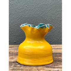 Vaso vintage con bordi a balze, realizzato a mano in un laboratorio di ceramica