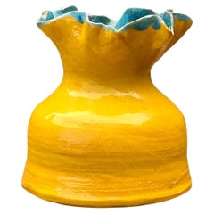 Vaso vintage con bordi a balze, realizzato a mano in un laboratorio di ceramica