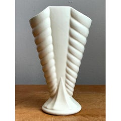 Vaso in ceramica con finitura opaca vintage e superficie a coste