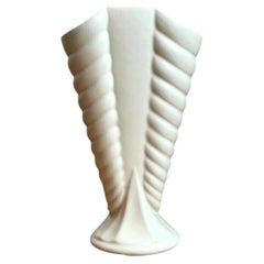 Vaso in ceramica con finitura opaca vintage e superficie a coste