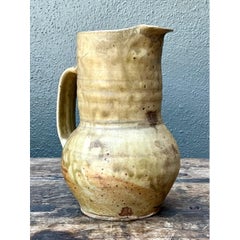 Cruche vintage en céramique beige, fabriquée à la main