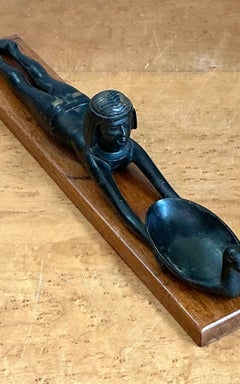 Figurine égyptienne vintage en métal sur socle en bois