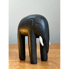 Figurita vintage de un elefante de madera