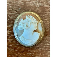 Vintage Victorian Carved Shell Cameo Brooch