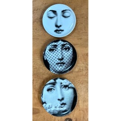 Platitos de cerámica «Tema e Variazioni» de Fornasetti - Juego de tres