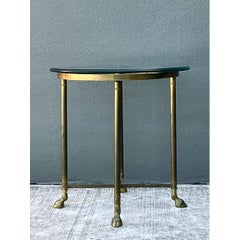 Tavolino vintage con gambe a zoccolo in ottone e vetro