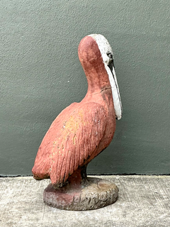 Scultura vintage di un pellicano in cemento dipinto
