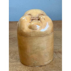 Boîte vintage en bois sculpté représentant un visage souriant