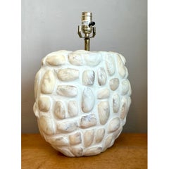 Tischlampe im Vintage-Stil mit strukturierter Muschelhülle