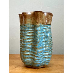 Vase vintage en céramique bleue texturée