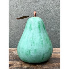 Pera de yeso pintada de verde vintage