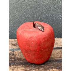 Manzana de yeso pintada de rojo, estilo vintage y monumental