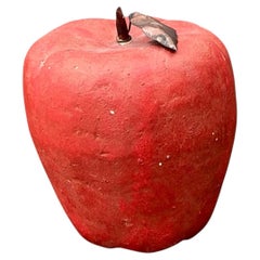 Manzana de yeso pintada de rojo, estilo vintage y monumental