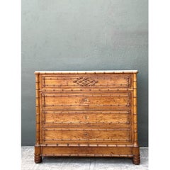 Cómoda vintage de madera y mármol con acabado de imitación de bambú