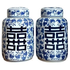 Urnes asiatiques vintage « Double Bonheur » avec couvercle – Une paire