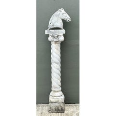 Vintage-Steinpferd-Skulptur auf einer Säule