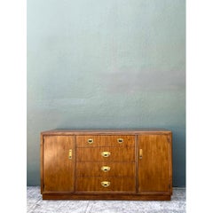 Buffet de campagne vintage Drexel avec finitions en laiton