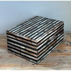Caja decorativa vintage con incrustaciones a rayas