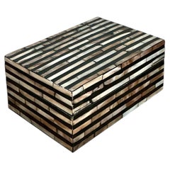 Caja decorativa vintage con incrustaciones a rayas