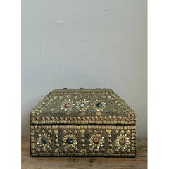 Vintage-Schatzkiste aus verziertem Messing