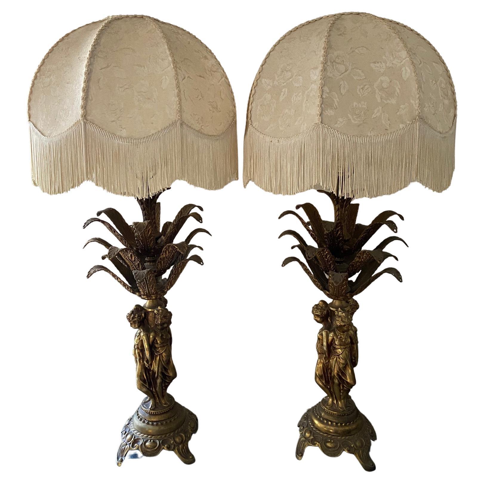 Paire de lampes de table en laiton de style français du milieu des années 1960, 3 gracieuses figurines de femmes en vente