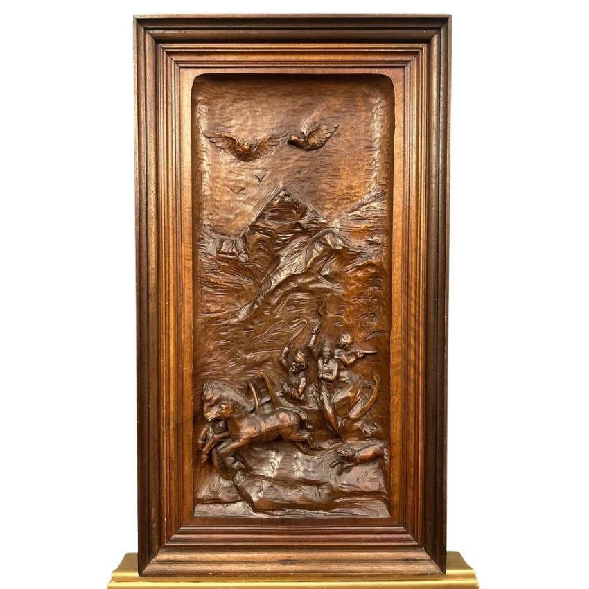 Sie sehen eine wunderschöne deutsche Schwarzwälder Schnitzplatte im Flachrelief
Zeigt eine Jagdszene mit Reitern zu Pferd in bayerischer Tracht
Ideal für ein Jagdhaus oder eine Skihütte
Die detaillierte Wiedergabe von Muskulatur, Blattwerk und Mimik