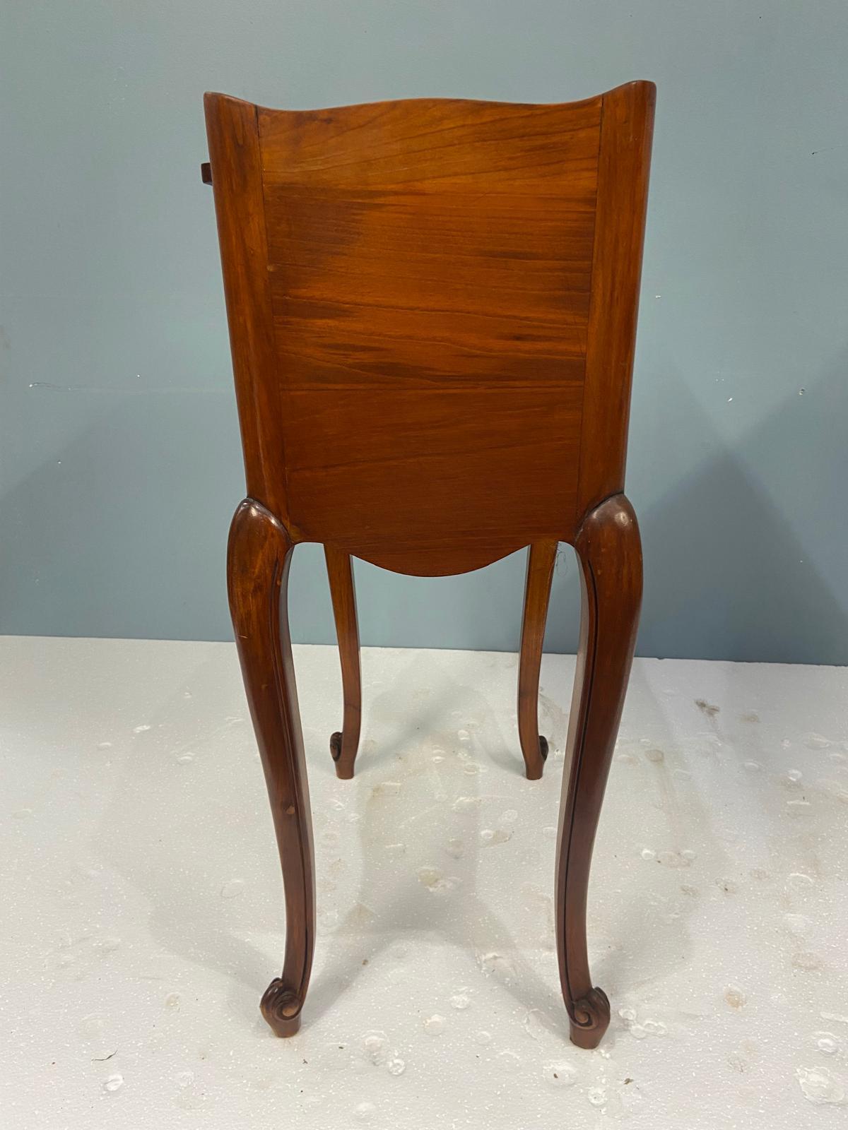 Legno Coppia di Comodini in noce francese in vendita