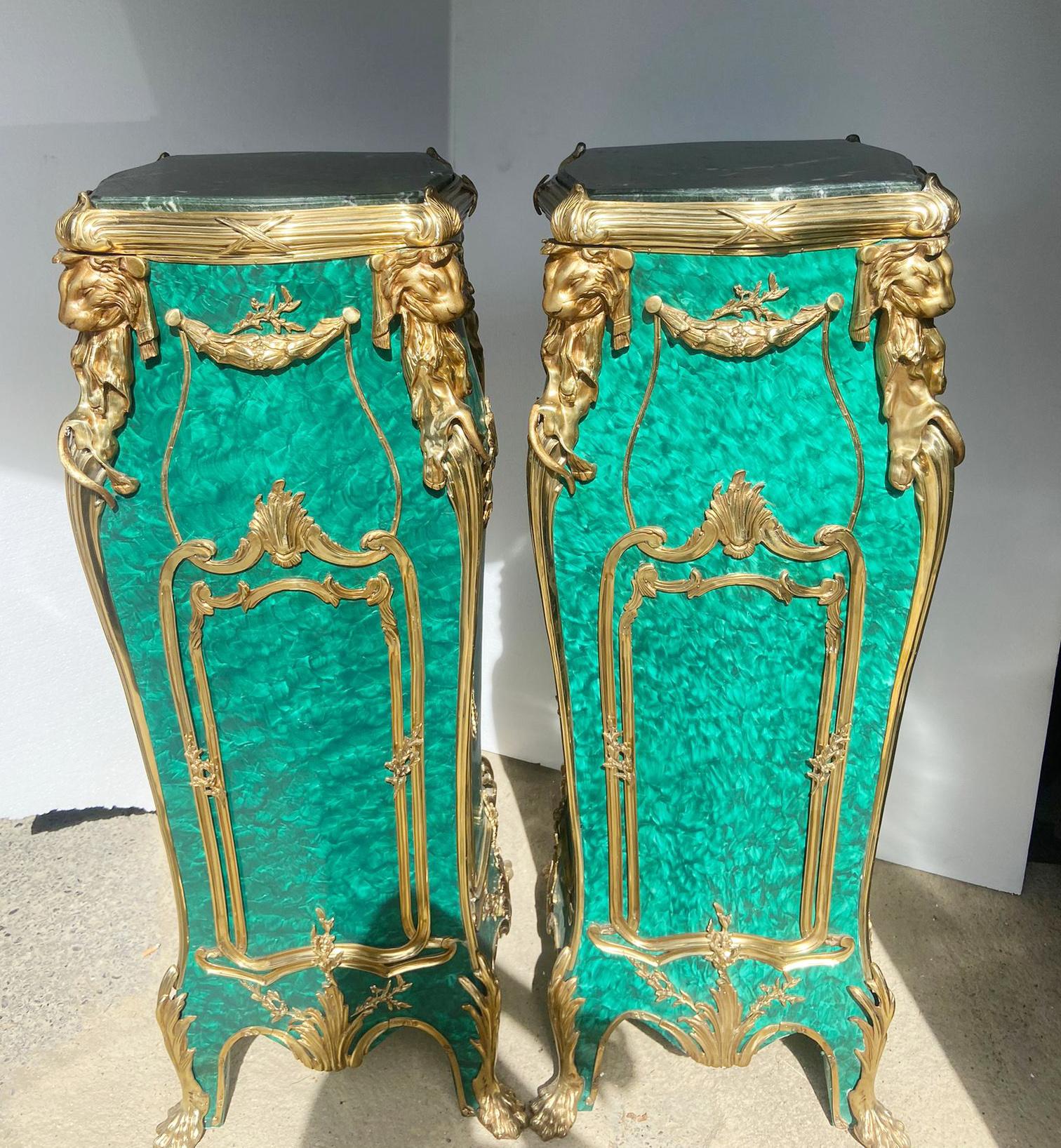 Paire de guéridons français de style Napoléon III décorés en fausse malachite et avec des montures en bronze doré d'origine
D'un aspect si luxueux, ils rehausseraient le niveau de n'importe quel intérieur.
Ces meubles sont de style Linke - François