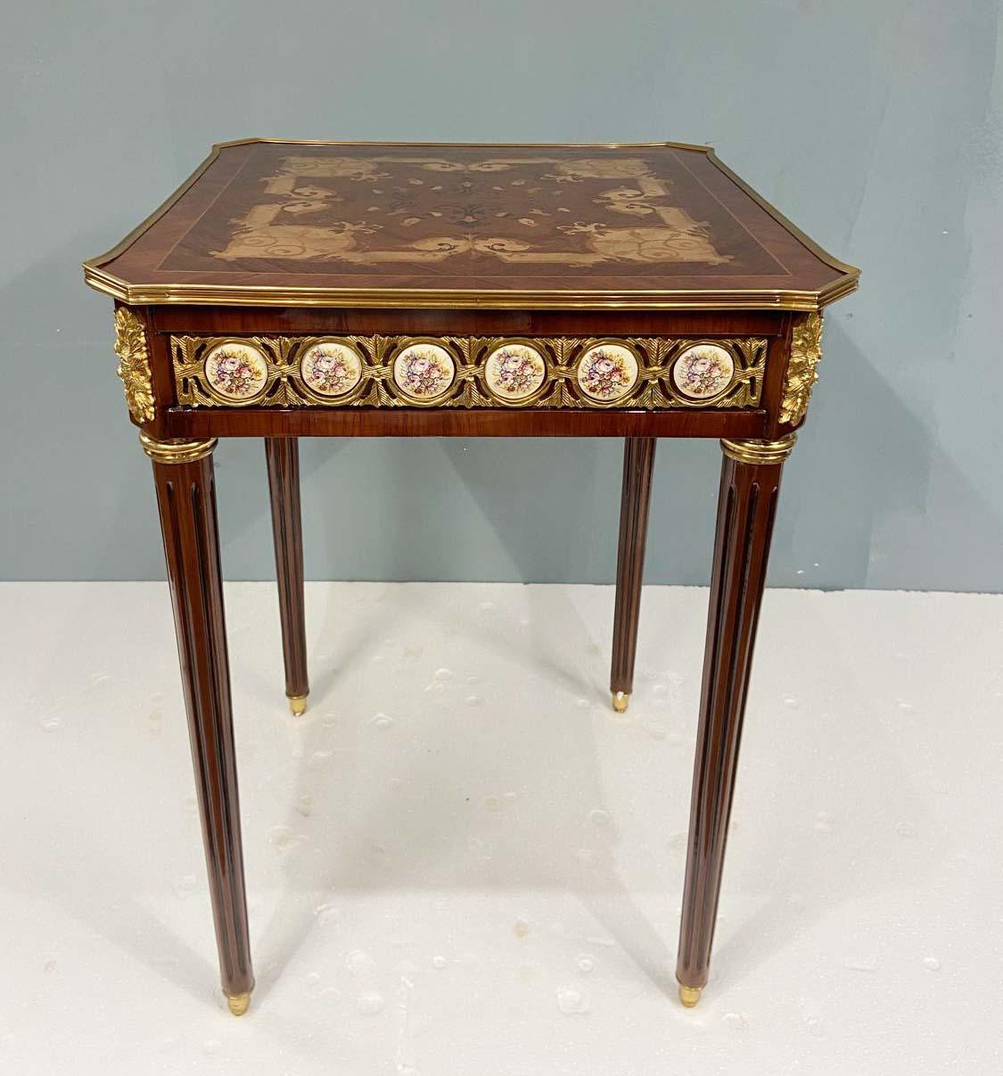 Provincial français Paire de tables d'appoint Louis XVI Sèvres Plaques d'extrémité en vente