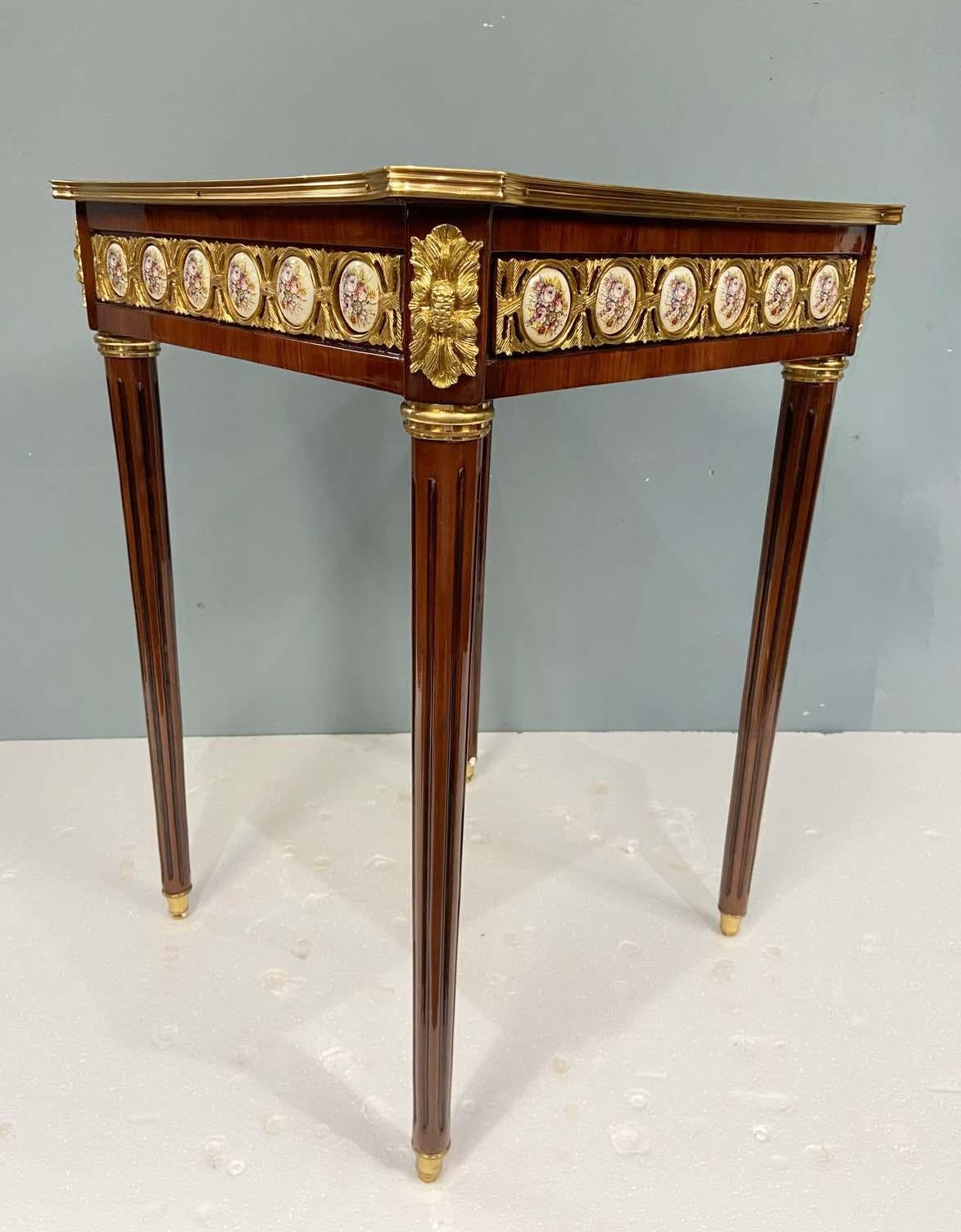 Fin du 20e siècle Paire de tables d'appoint Louis XVI Sèvres Plaques d'extrémité en vente
