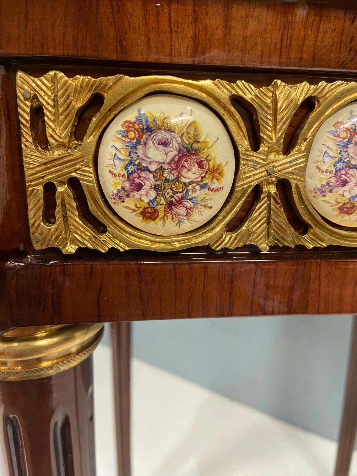 Bois Paire de tables d'appoint Louis XVI Sèvres Plaques d'extrémité en vente