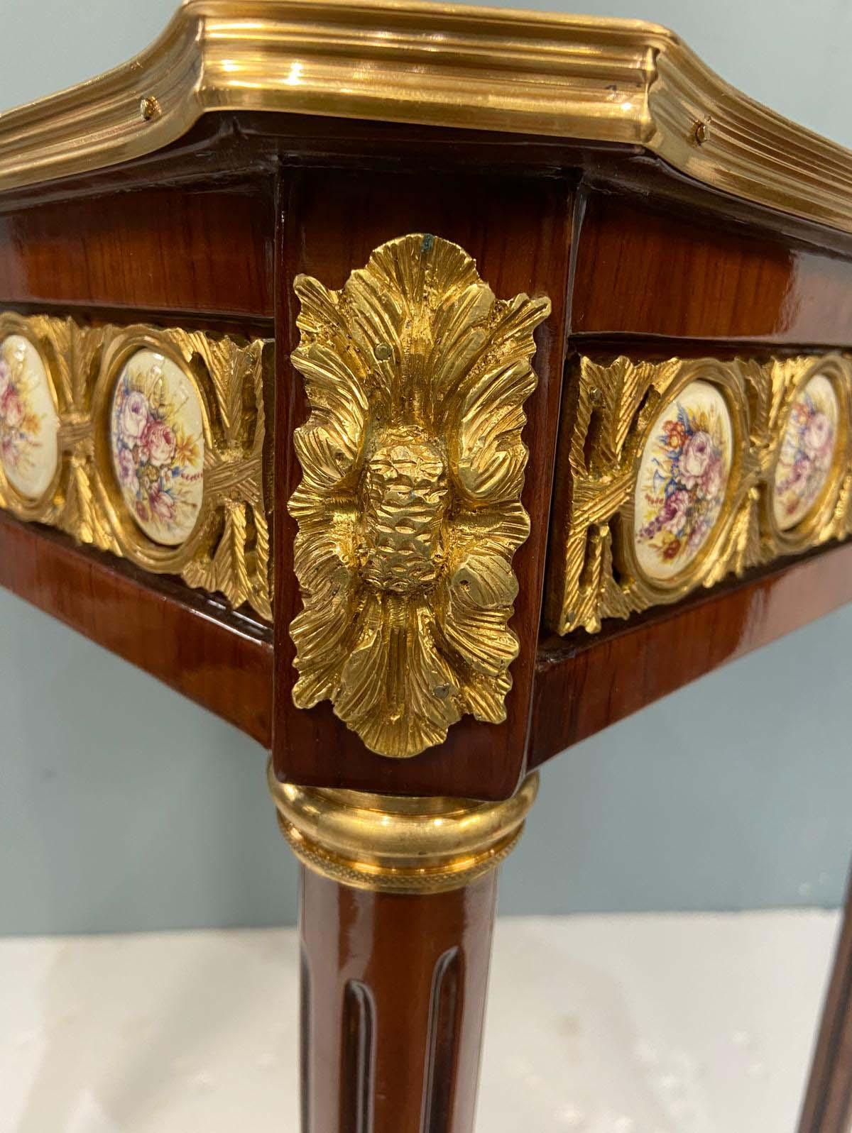 Paire de tables d'appoint Louis XVI Sèvres Plaques d'extrémité en vente 1