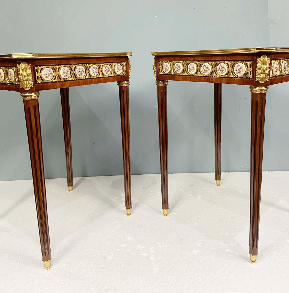 Paire de tables d'appoint Louis XVI Sèvres Plaques d'extrémité en vente 4