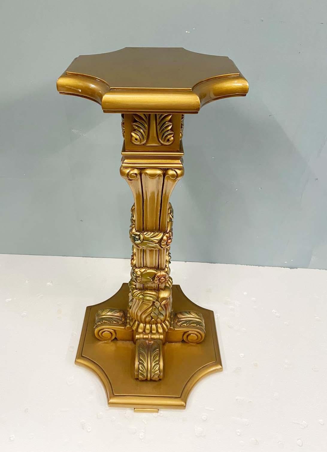 Stile provenzale Coppia di piedistalli francesi dorati Neo Classico Barocco in vendita