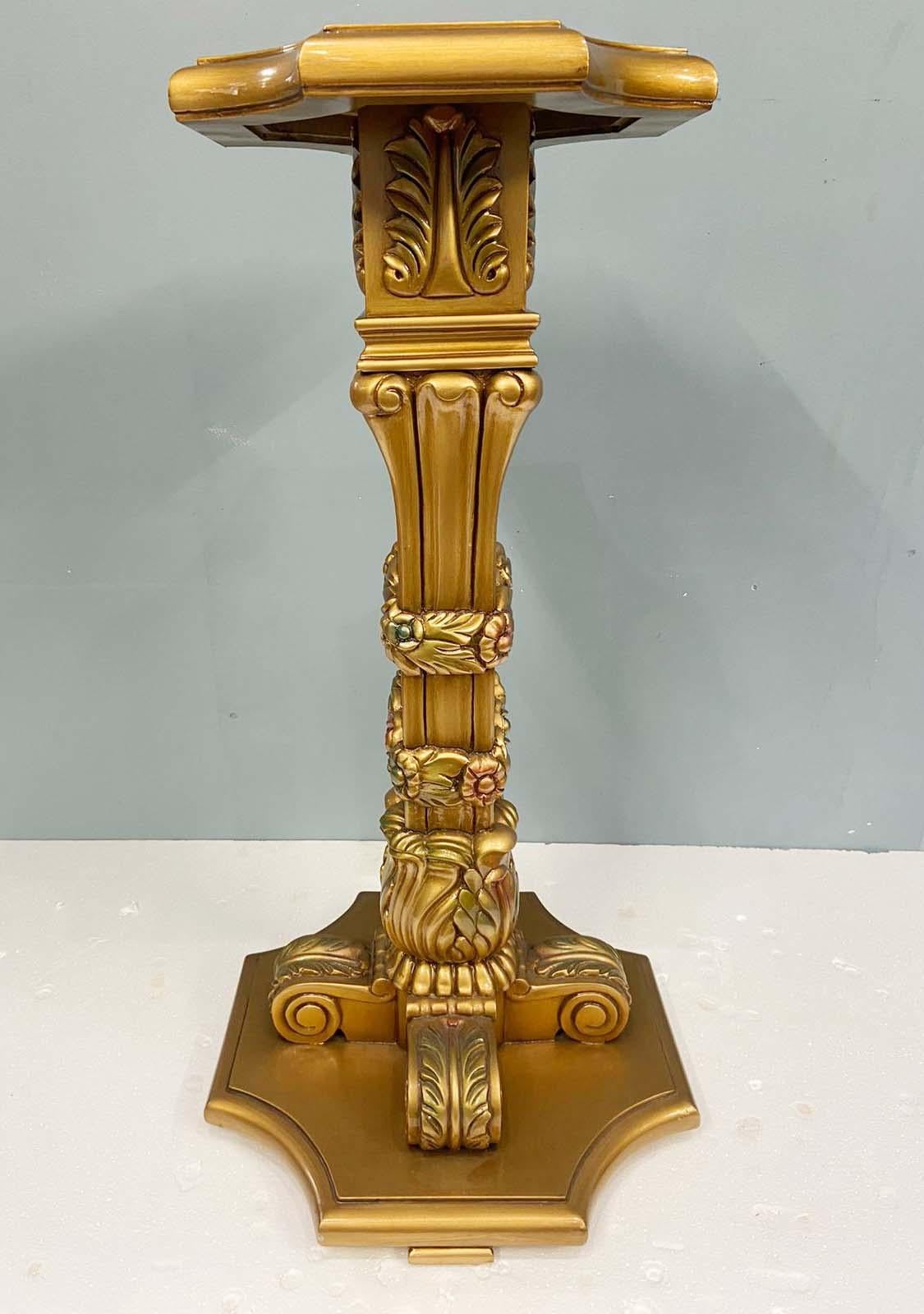 Stai visualizzando un'elegante coppia di piedistalli francesi neoclassici dorati
Ottimo per esporre pezzi decorativi come busti o vasi
Legno intagliato a mano e rifinito con doratura dorata
La colonna centrale è scanalata e ornata da motivi