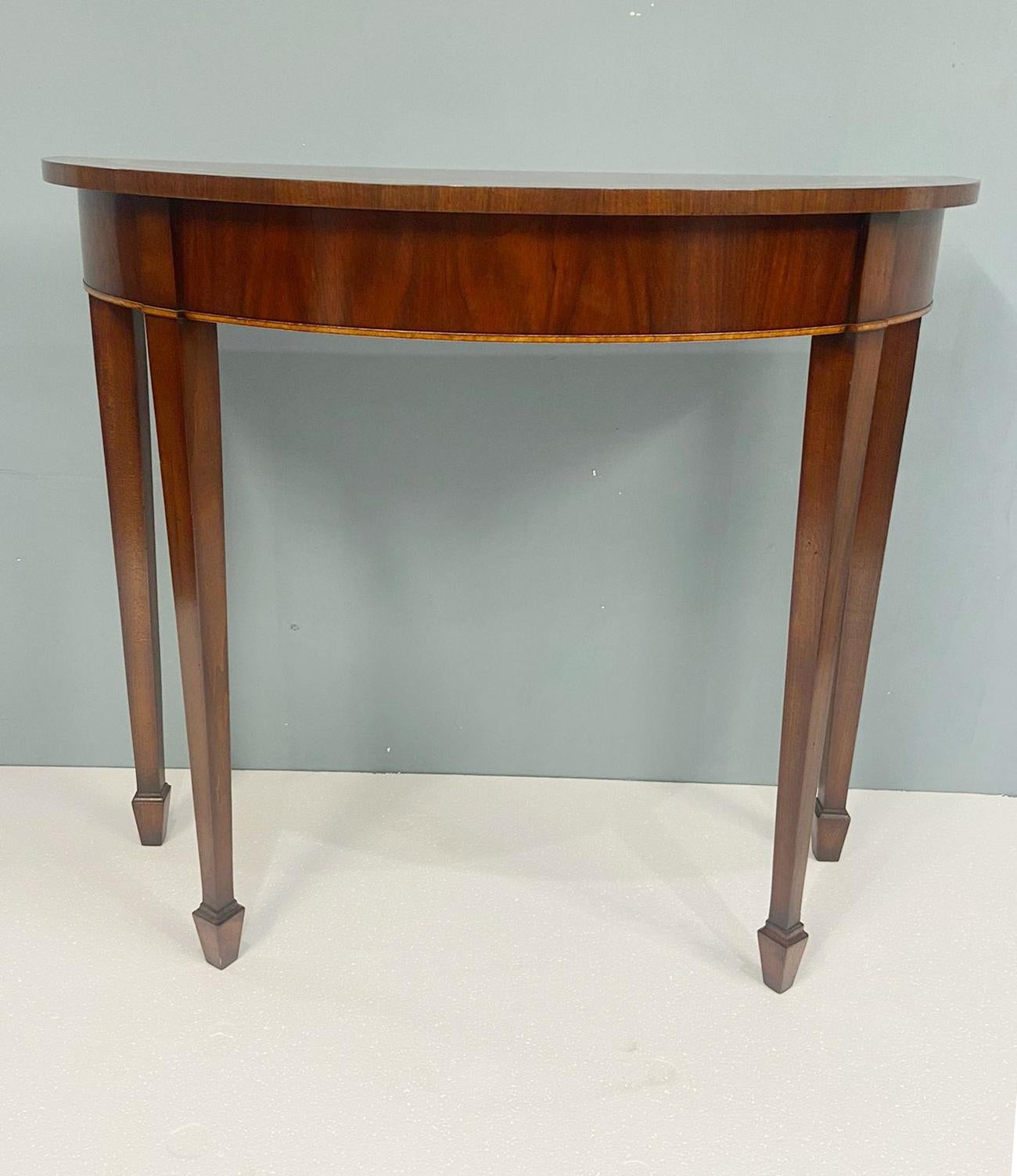 Vous voyez une magnifique table console en acajou de style Sheraton.
En demi-lune classique - forme demi-ronde
Pieds coniques classiques
Bande transversale en bois satiné sur le pourtour de la table.
Circa 1920
Proposé en très bon état 
Acheté lors