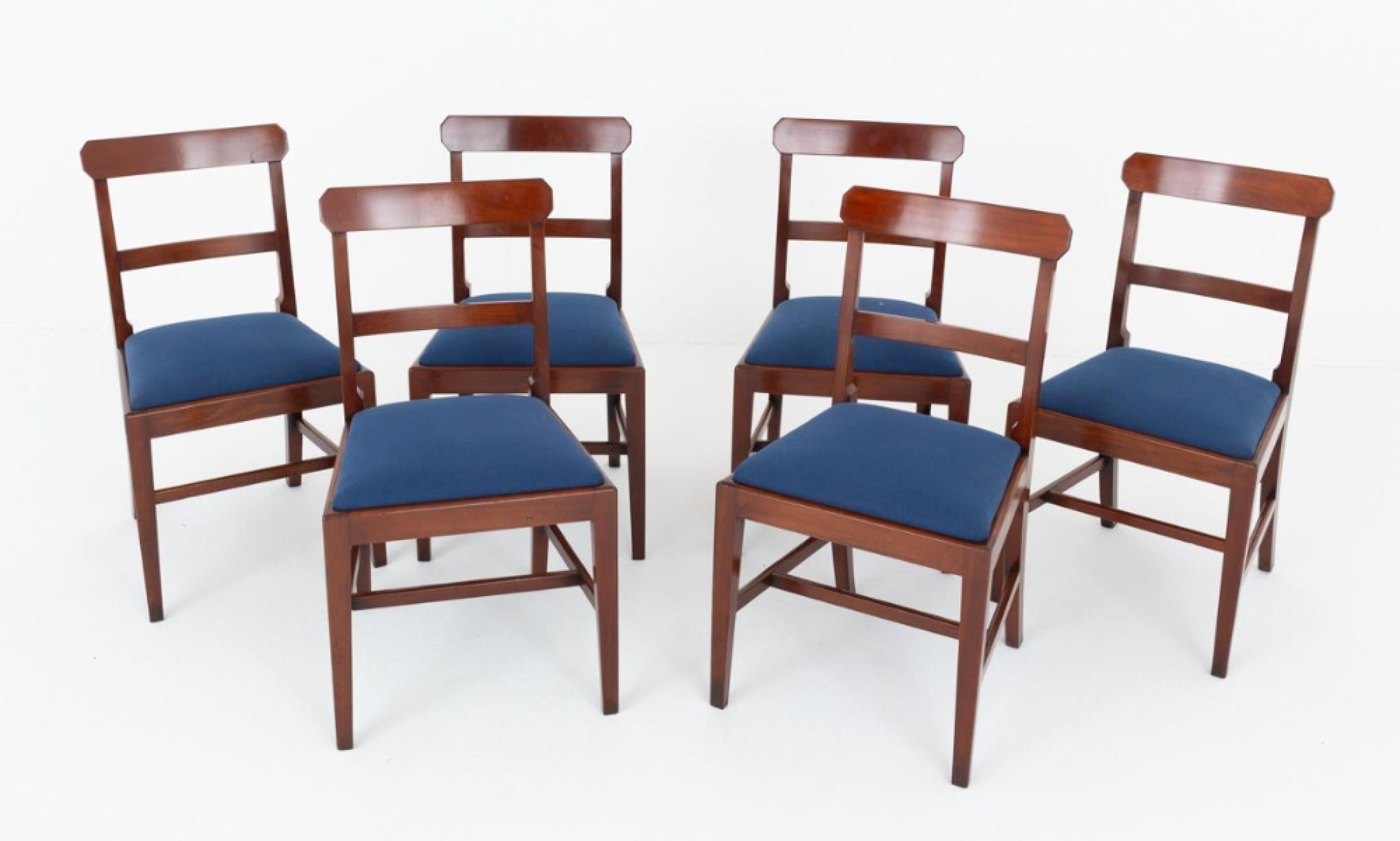 Ensemble de 6 chaises de salle à manger géorgiennes en acajou
Ces chaises sont de forme simple
Nous expédions partout dans le monde, y compris aux États-Unis. N'hésitez pas à nous contacter pour obtenir un devis d'expédition.
Antiquités géorgiennes