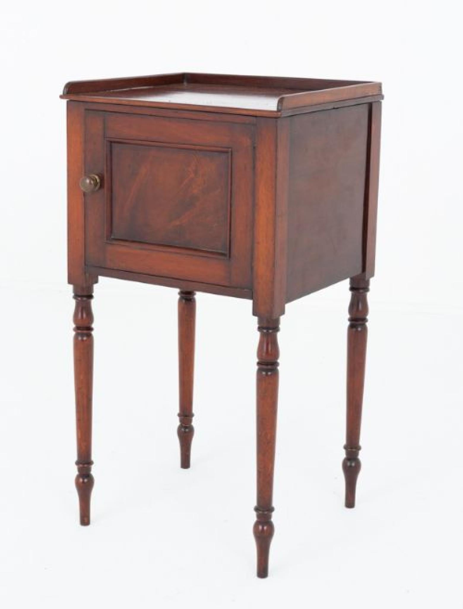 Comodino Regency in mogano
Questo mobile è sollevato da gambe tornite ad anello
Antico periodo Regency - circa 1910
Ha una porta singola, il cui pannello è caratterizzato da legni di mogano a fiamma.
Spediamo in tutto il mondo, compresi gli Stati