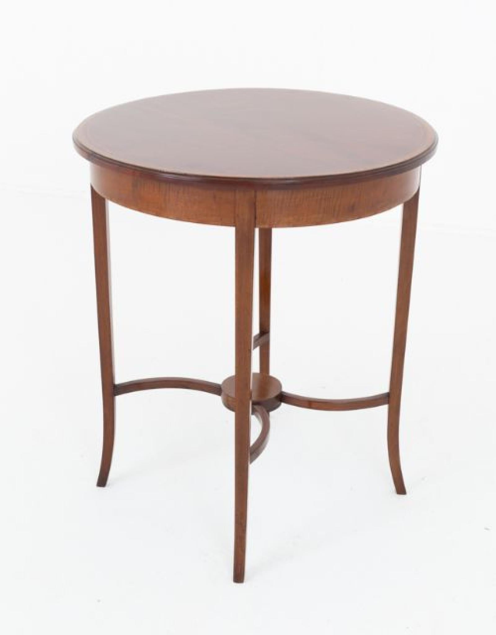 Table d'appoint en acajou de style néo-zélandais
Ce tableau est de forme circulaire
Circa 1900
Nous expédions partout dans le monde, y compris aux États-Unis. N'hésitez pas à nous contacter pour obtenir un devis d'expédition.
Reposant sur d'élégants
