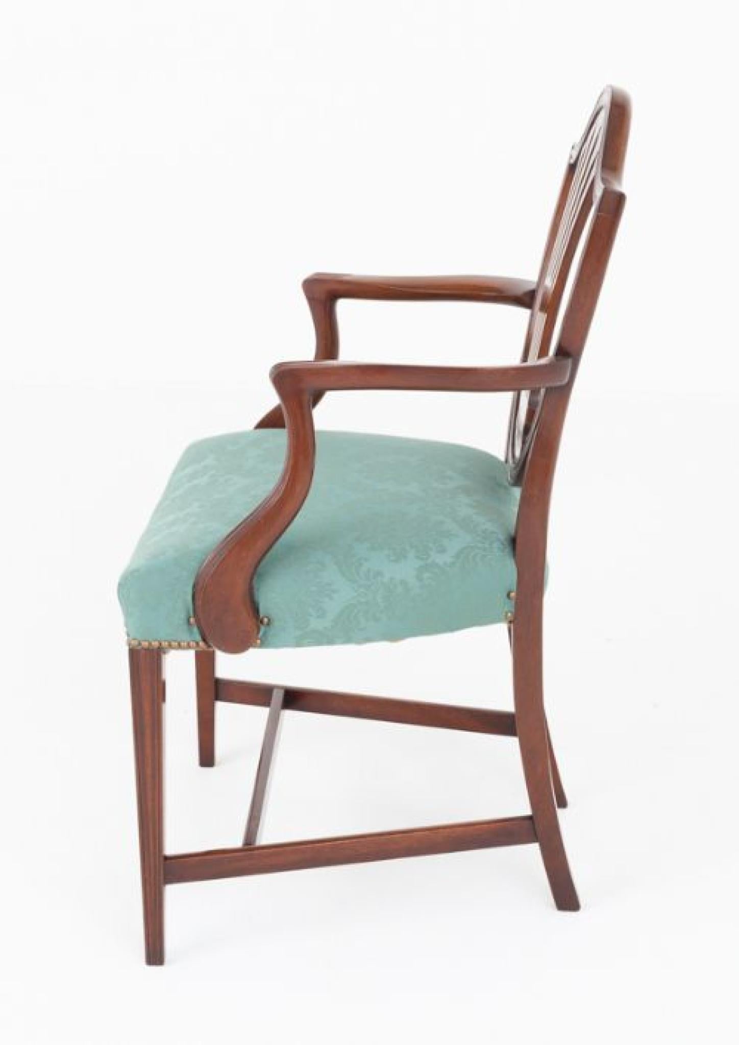 Ensemble de 8 (6 + 2) chaises de salle à manger Hepplewhite Revival en acajou
Ces chaises sont dotées d'un dossier en bouclier et d'un dossier en forme et percé.
Les sculpteurs ayant d'élégants bras sculptés et balayés.
Circa 1900
Nous disposons de