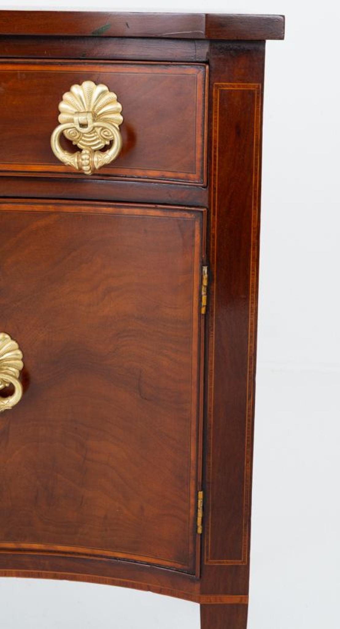 Wonderful Georgian mahogany sideboard
This sideboard is raised upon 8 tapered legs with spade feet
Period Georgian antique
Will ship to anywhere in the world - including US - so please get in touch for a shipping quote
The sideboard features an