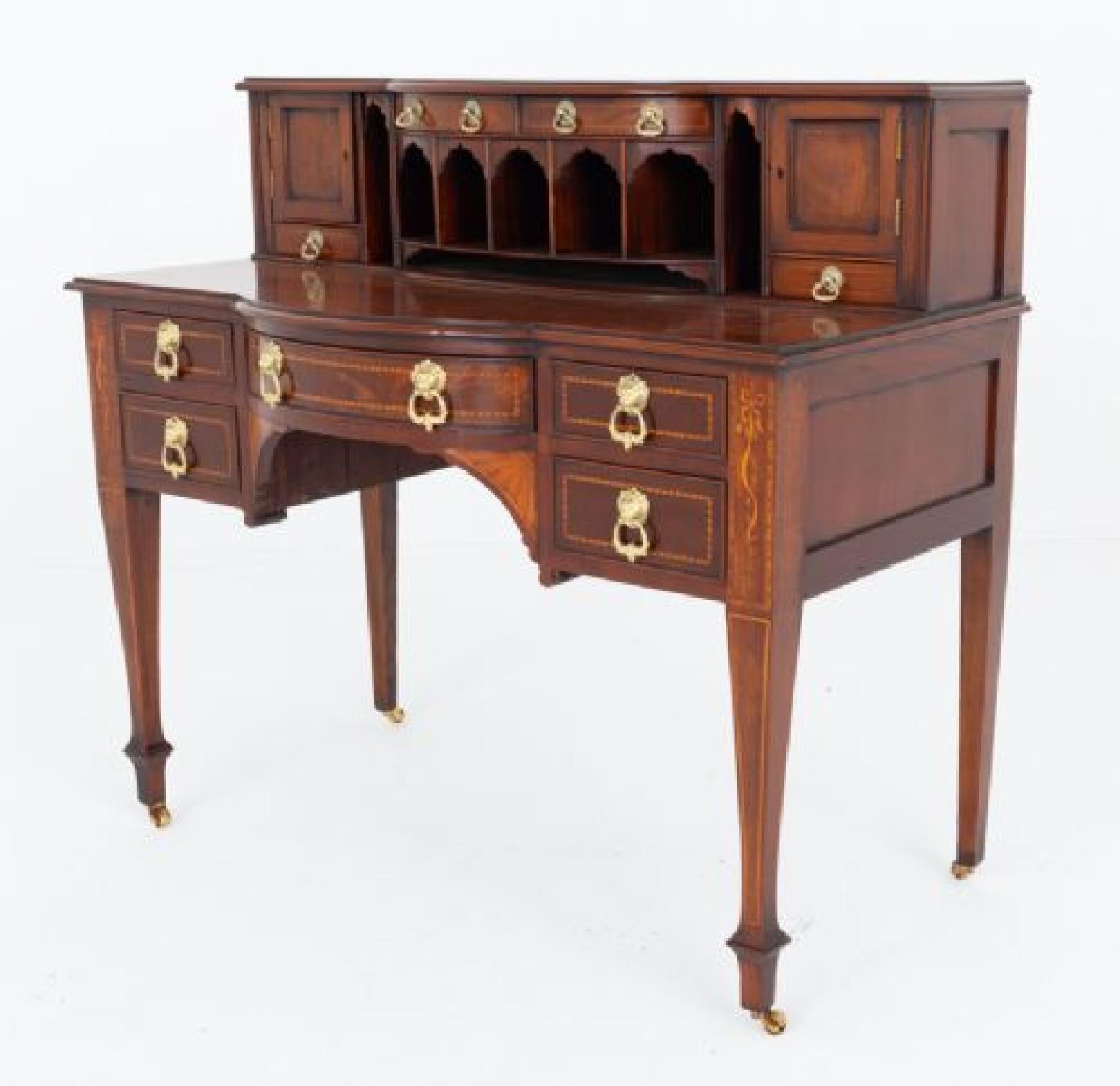 Sheraton Revival in mogano Bonheur Du Jour
Circa 1880
Questo imponente bonheur du jour presenta una disposizione di 5 cassetti rivestiti in mogano nella parte inferiore, con il cassetto centrale a forma di arco.
La parte superiore è composta da 4